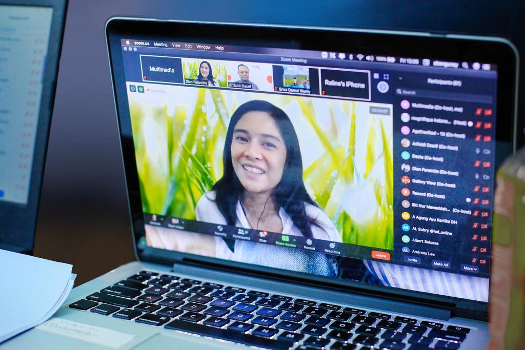 Dian Sastrowardoyo yang menjadi pembicara dalam webinar itu berbagi pengalaman dan pandangannya selama 20 tahun bekerja di industri film. 