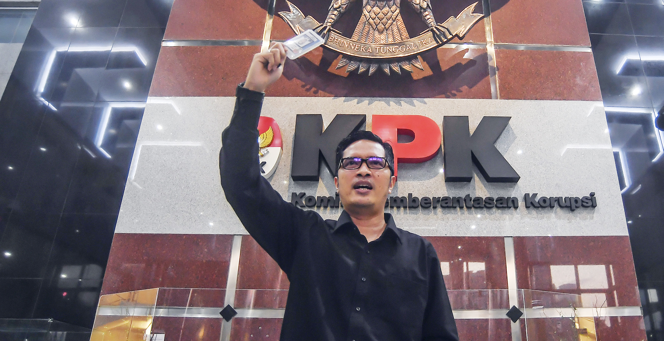 Kepala Biro Humas Febri Diansyah mengangkat kartu identitas pegawai KPK sebagai simbol pengunduran dirinya di KPK, Kamis (24/9/2020).