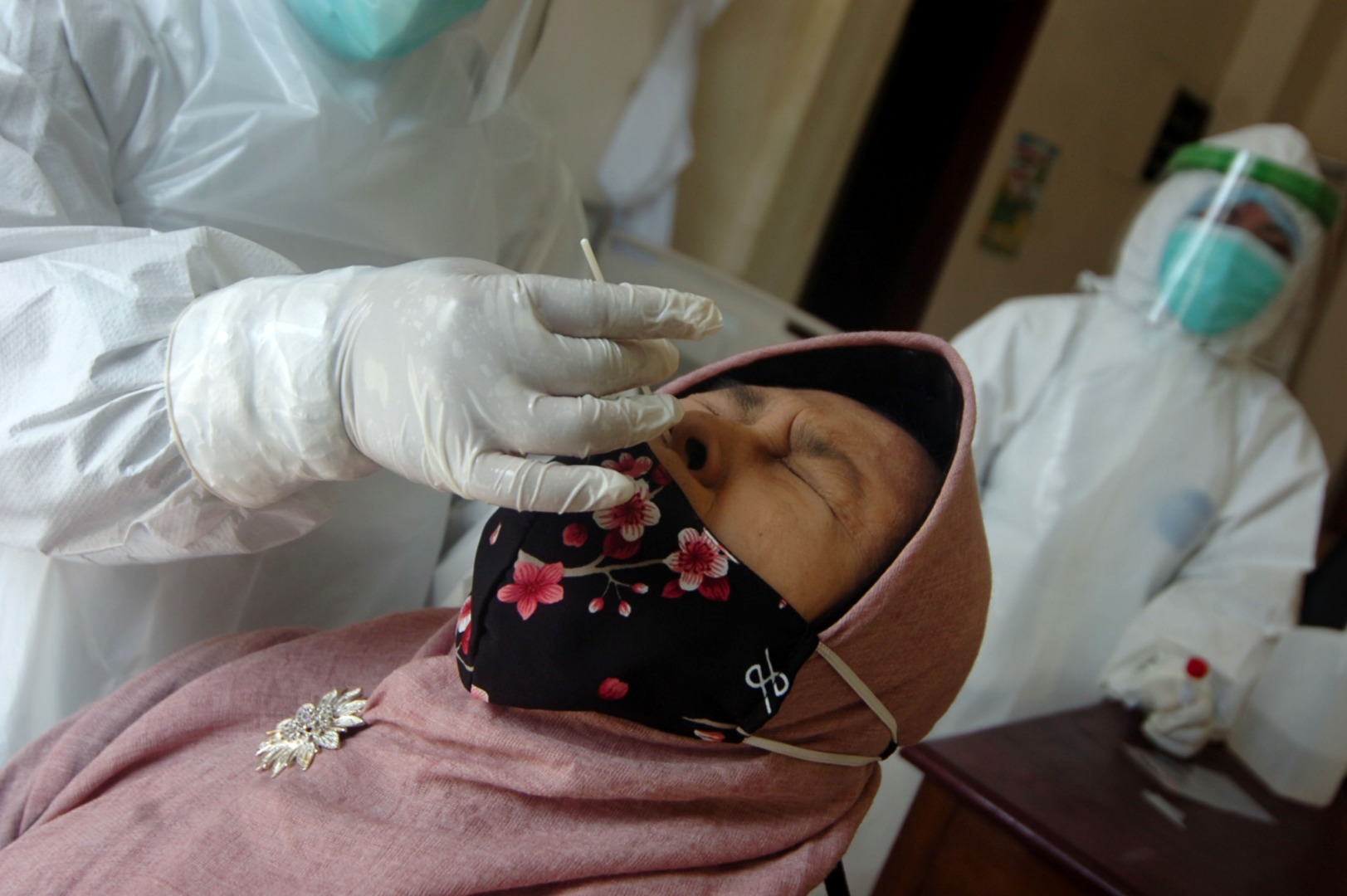 Seorang guru mengikuti tes usap (swab test) massal di Puskesmas Randugunting, Tegal, Jawa Tengah, Kamis (24/9/2020).