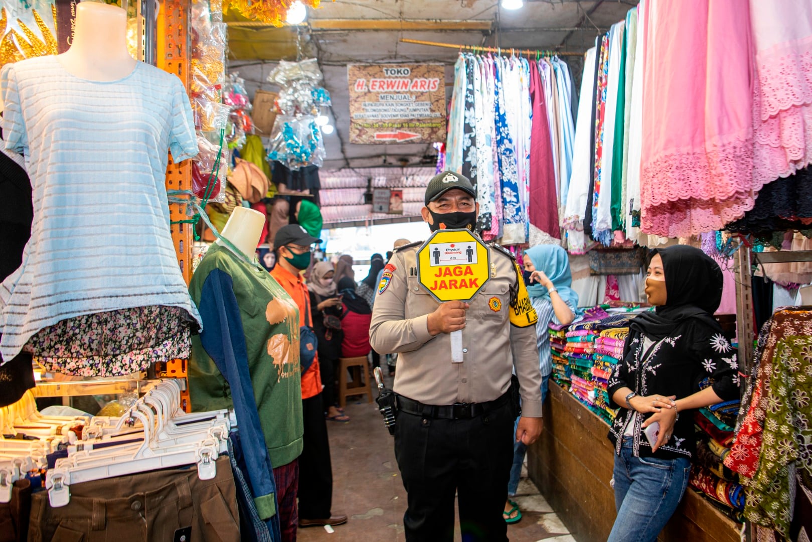 Polisi melakukan sosialisasi penerapan disiplin dan penegakan hukum protokol kesehatan di kawasan pasar.