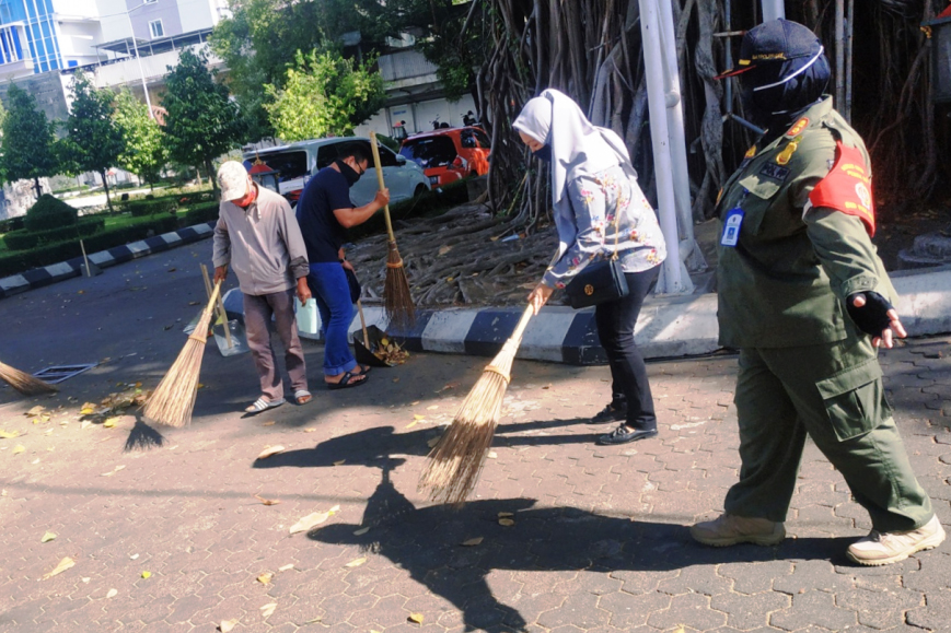 arga yang Tidak Pakai Masker di Malioboro Disanksi Menyapu.