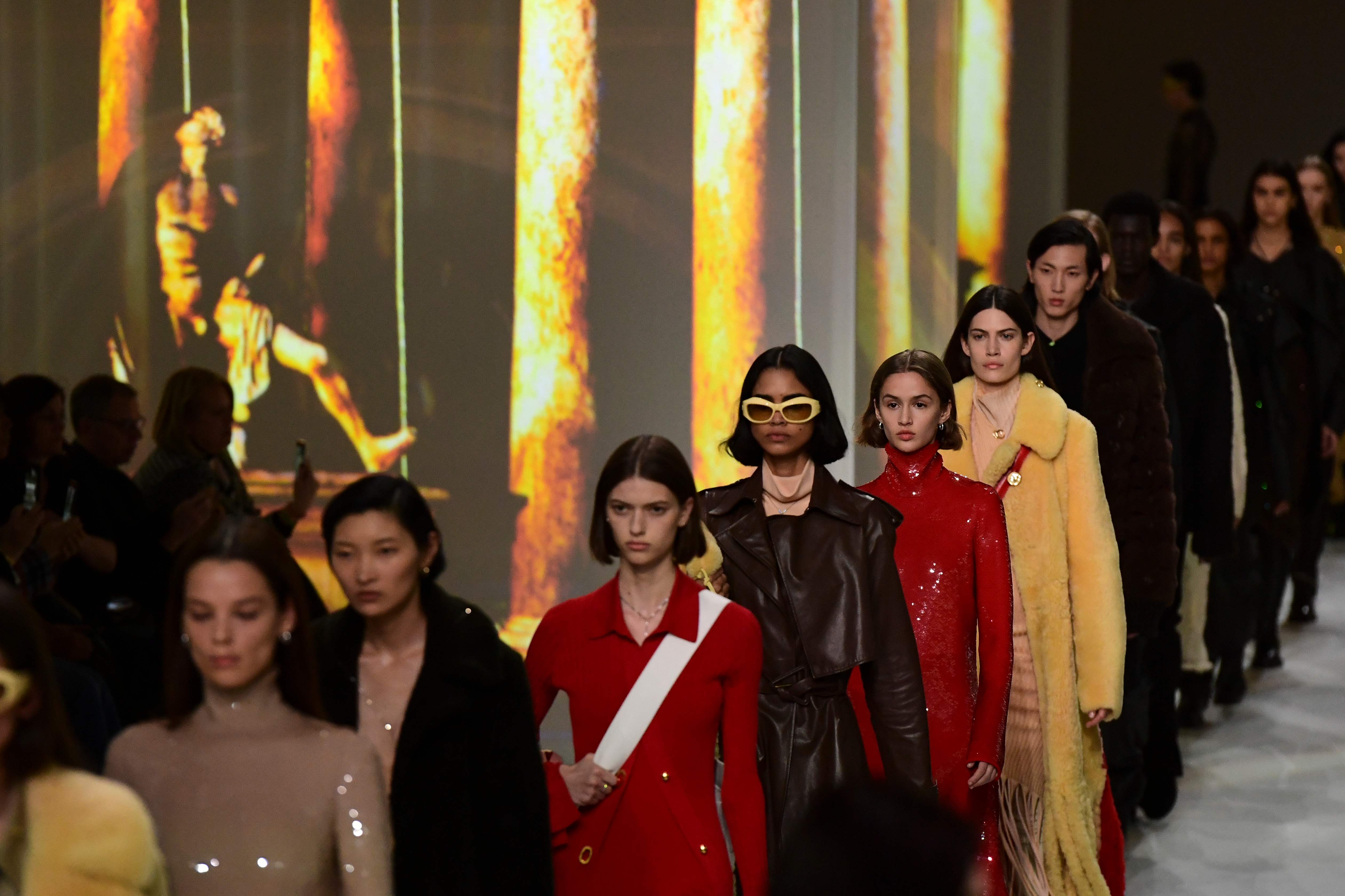 Para model memeragakan rancangan brand festen Italia, Bottega Veneta