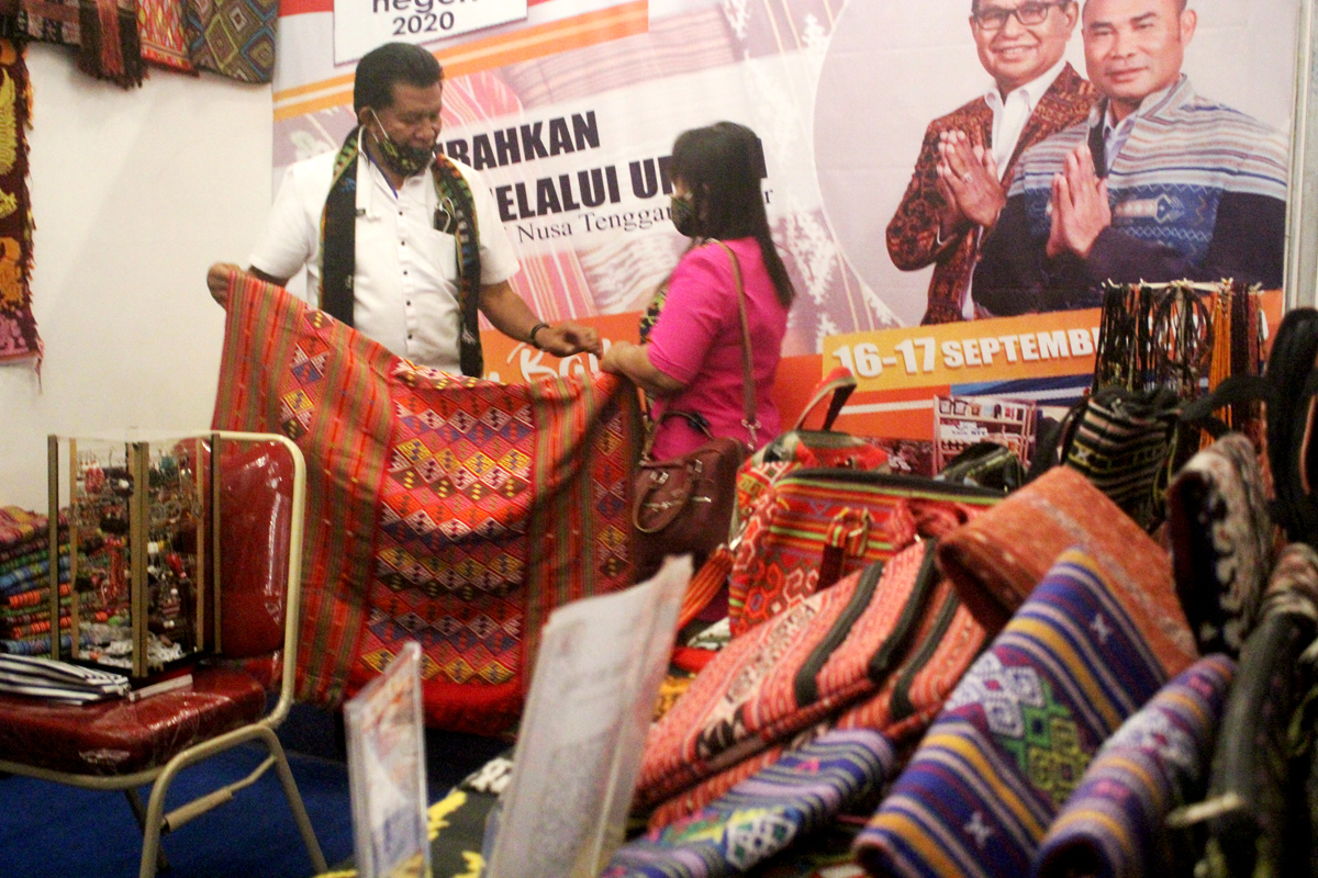 Kegiatan Expo Kreatif Anak Negeri 2020 di Kupang, NTT yang menampilkan 60 pengusaha UMKM.