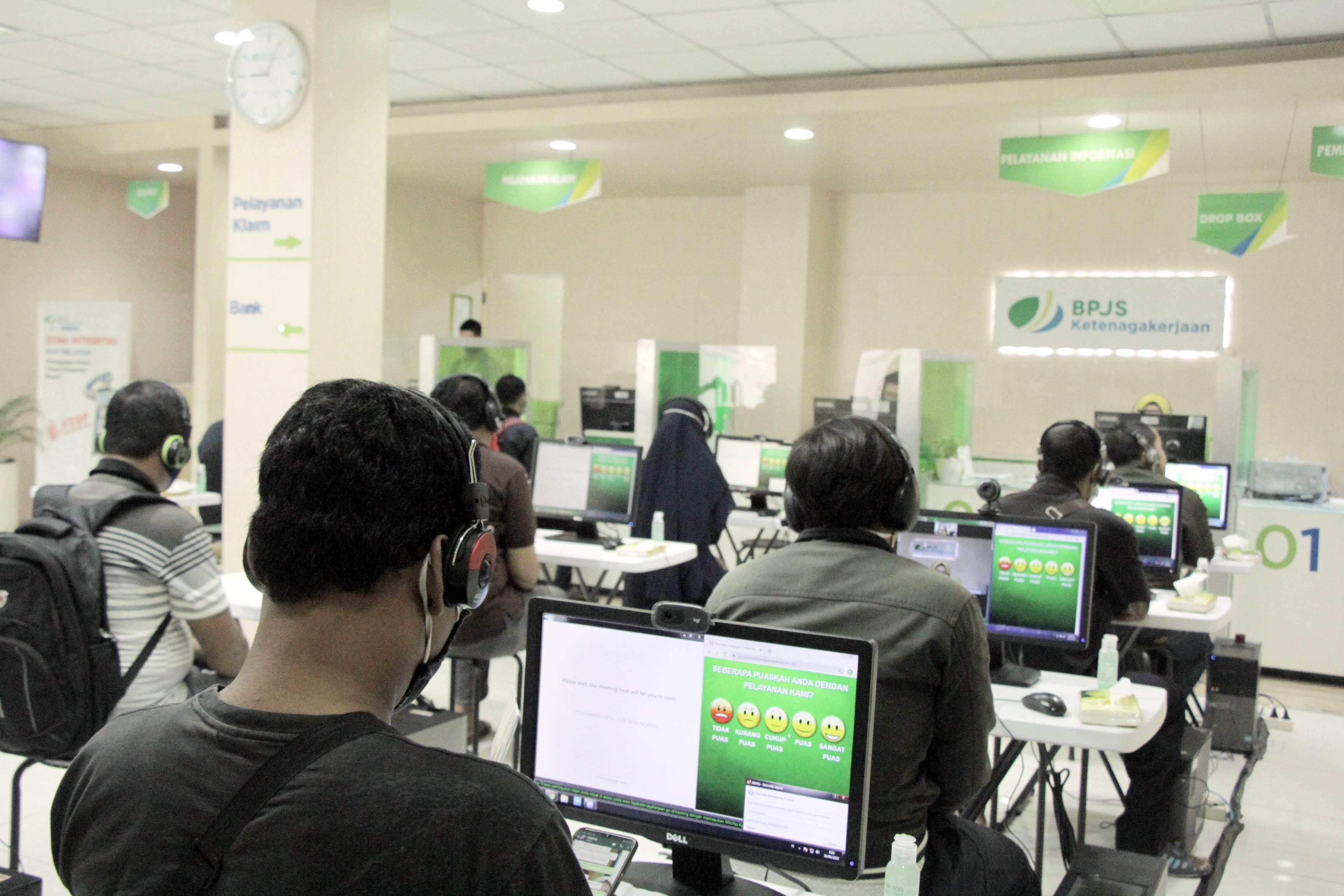 Penerapan layanan tanpa kontak fisik (Lapak Asik) di Kantor BPJAMSOSSTEK untuk cegah penularan Covid-19. 