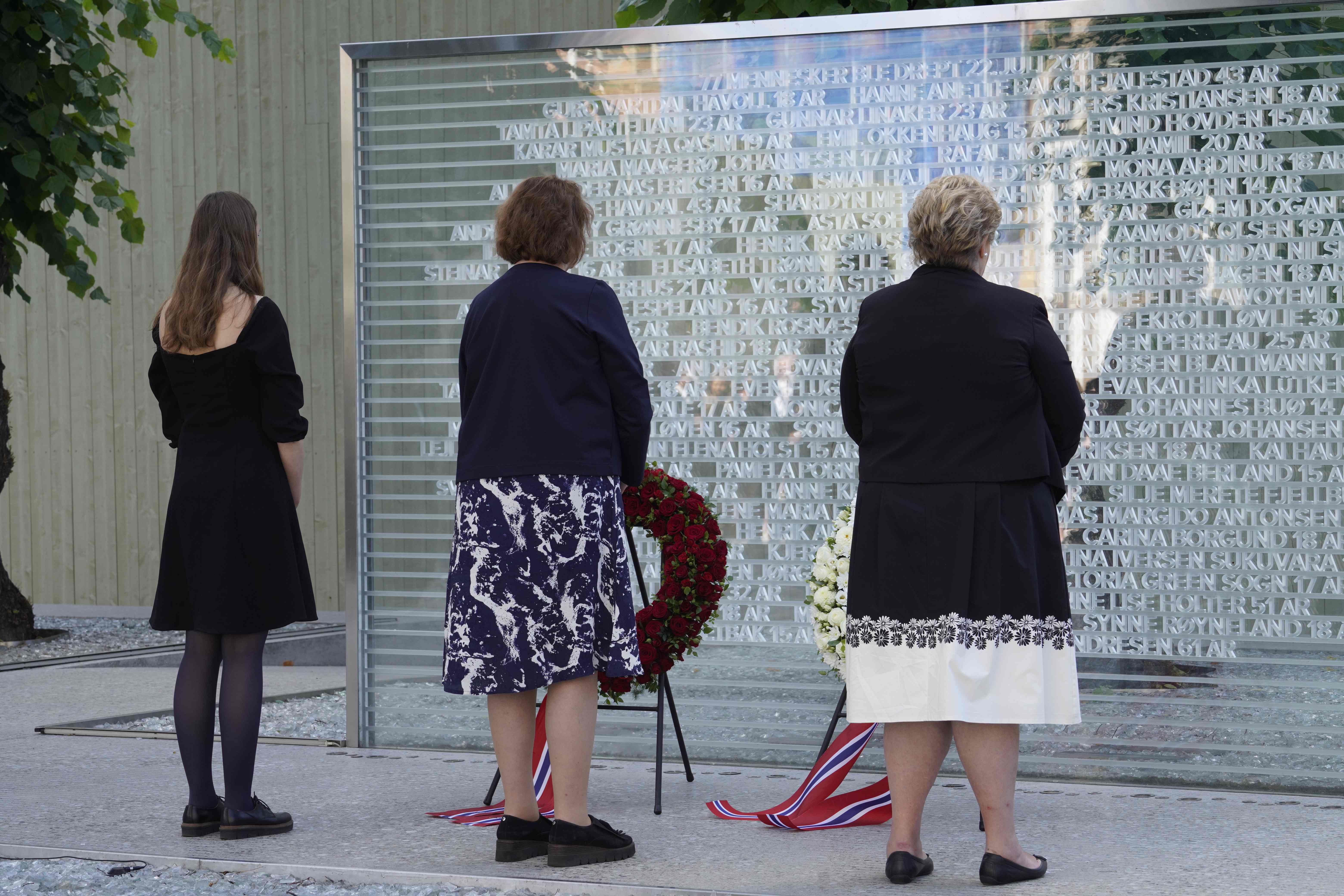 Warga berdoa di depan ,onumen penghormatan bagi korban serangan teroris yang oleh Anders Behring Breivik di Norwegia pada 2011 silam.