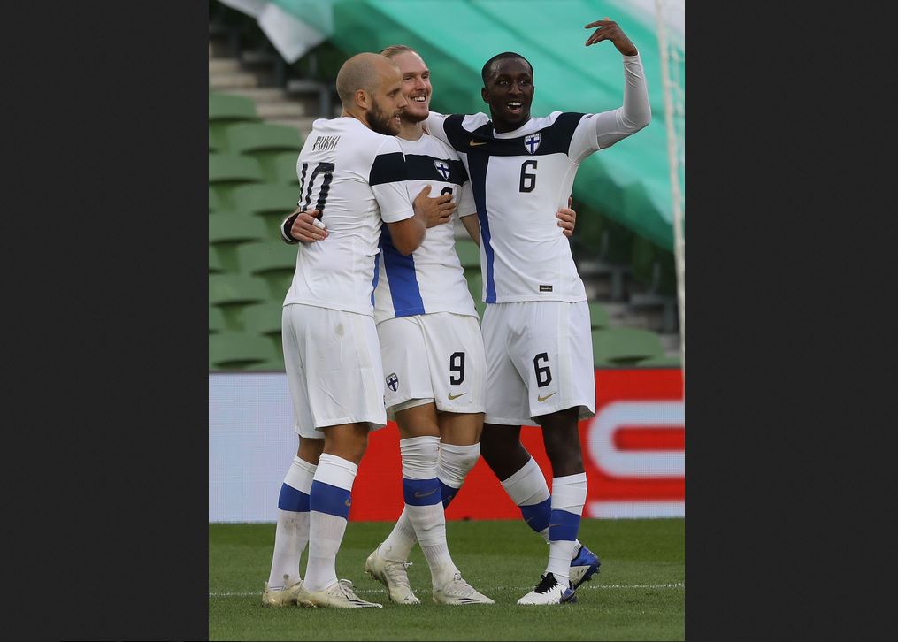 Fredrik Jensen (tengah) melakukan selebrasi usai mencetak gol ke gawang Irlandia di laga Liga Negara UEFA.