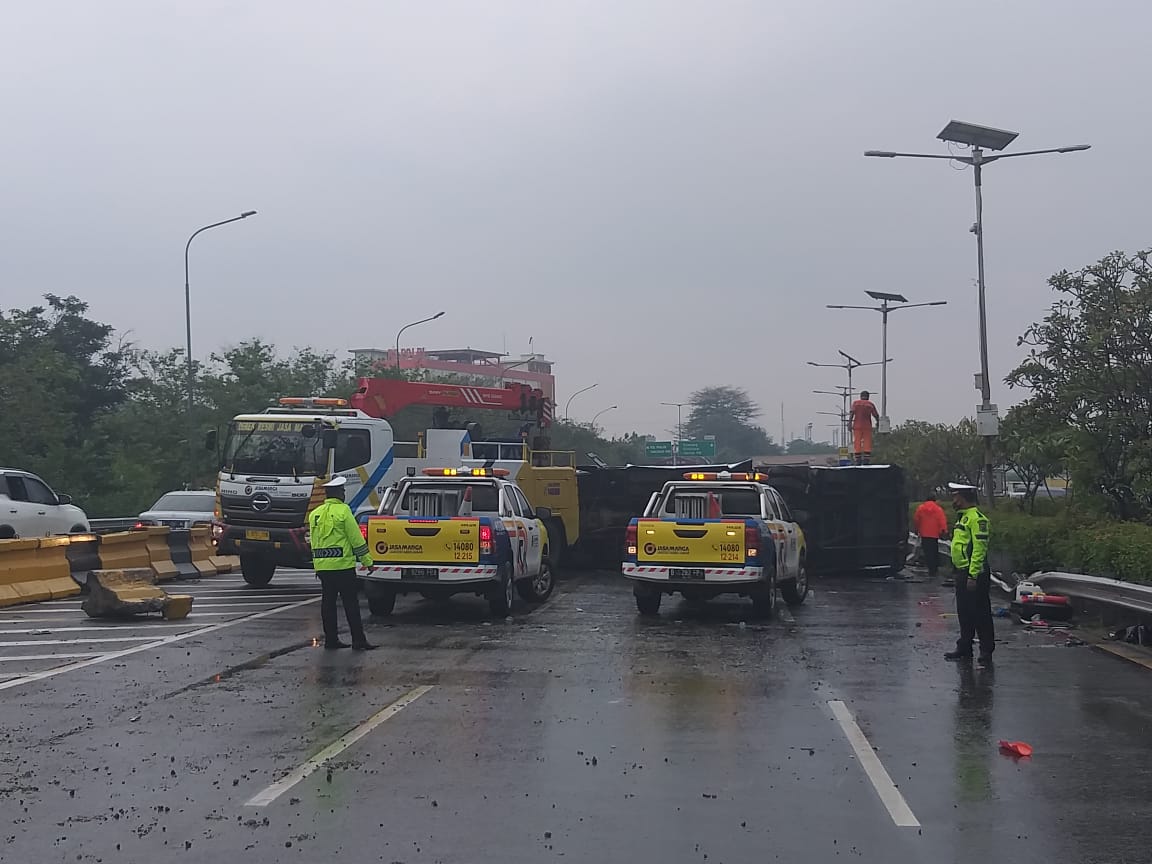 Kecelakaan Beruntun di Tol Dalam Kota Gara-gara Bus Kemhan