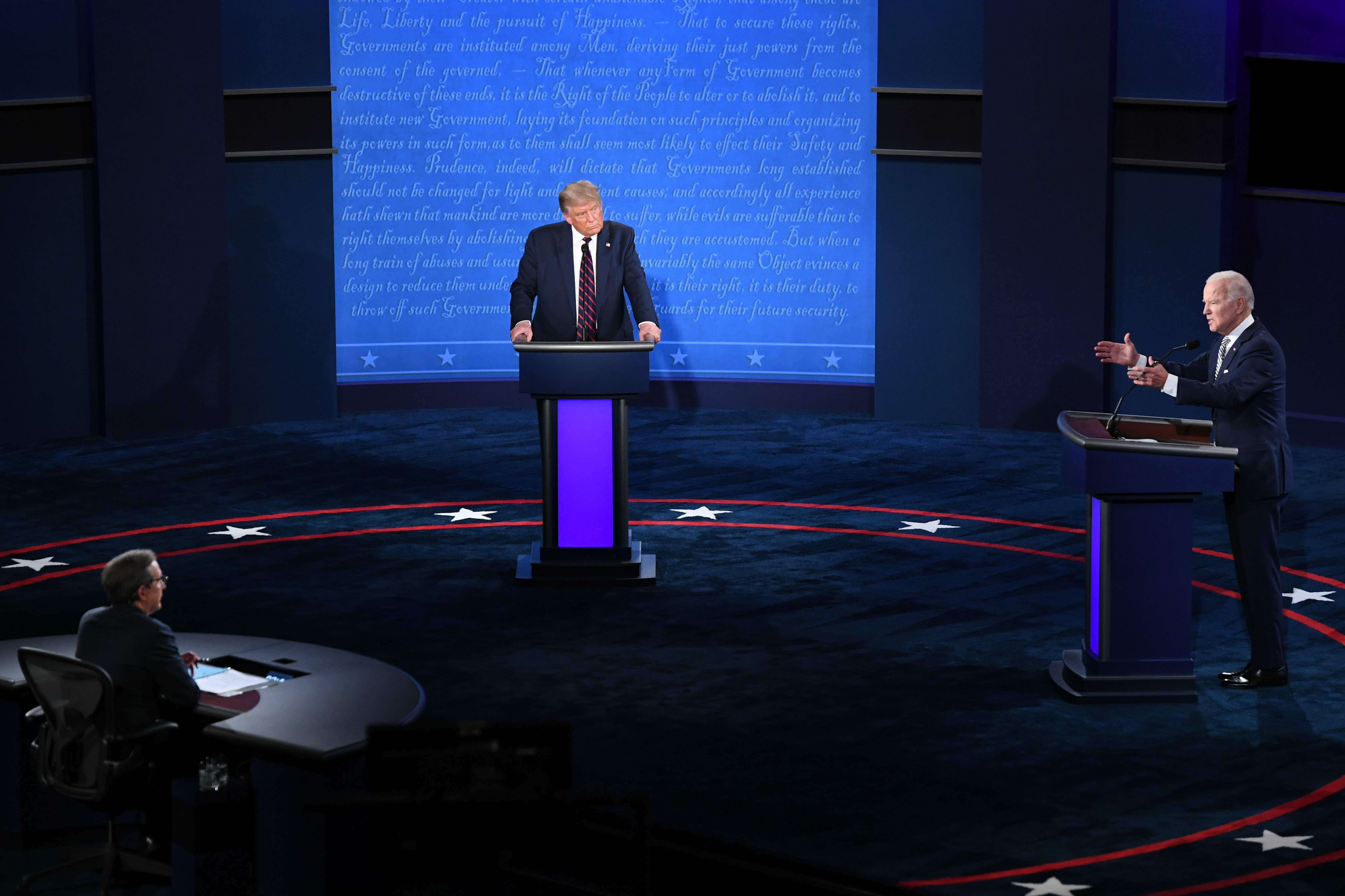 Presiden Donald Trump (kiri) dan Joe Biden dalam debat Pilpres AS di Cleveland, Ohio, AS.