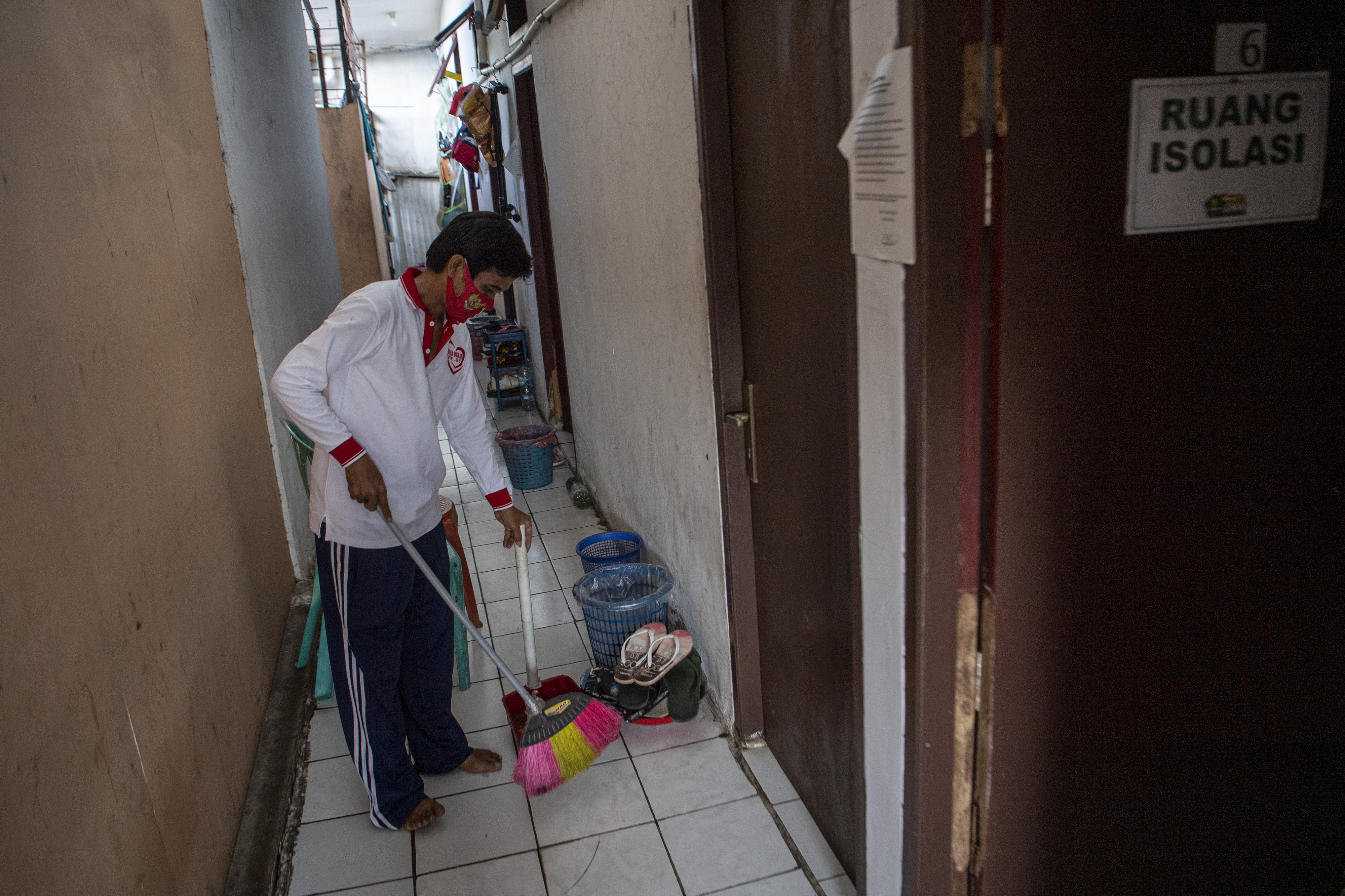 Petugas merapikan salah satu kamar indekos yang dijadikan ruang isolasi covid-19 di Kelurahan Kuningan Barat, Jakarta Selatan.