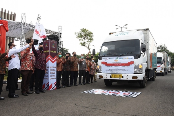 Dirut Perum Bulog Budi Waseso bersama Menteri Sosial Juliari Batubara melepas keberangkatan truk pengangkut beras bantuan untuk 10 juta KPM 