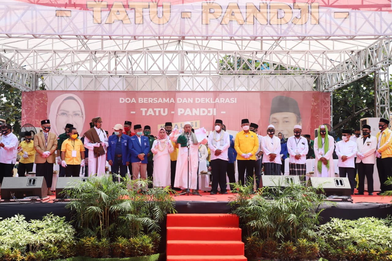 Pasangan bakal calon Bupati Serang-Wakil Bupati Serang Ratu Tatu Chasanah-Pandji Tirtayasa melakukan deklarasi dan doa bersama.