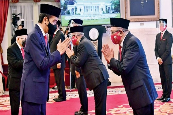 Presiden Joko Widodo dengan didampingi Wapres Ma’ruf Amin mengucapkan selamat bekerja kepada 20 duta besar luar biasa dan berkuasa penuh RI 