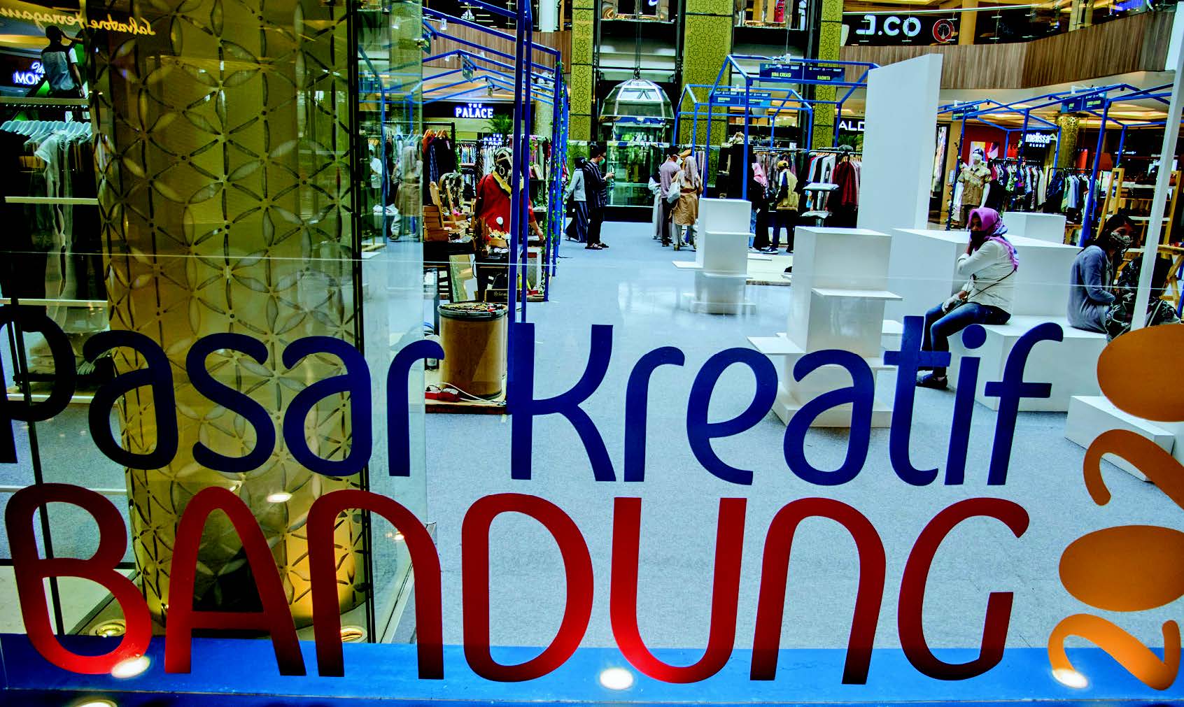 Pengunjung melihat produk UMKM Kota Bandung yang dijual saat acara Pasar Kreatif Bandung 2020 di Trans Studio Mall, Bandung, Jabar, kemarin.