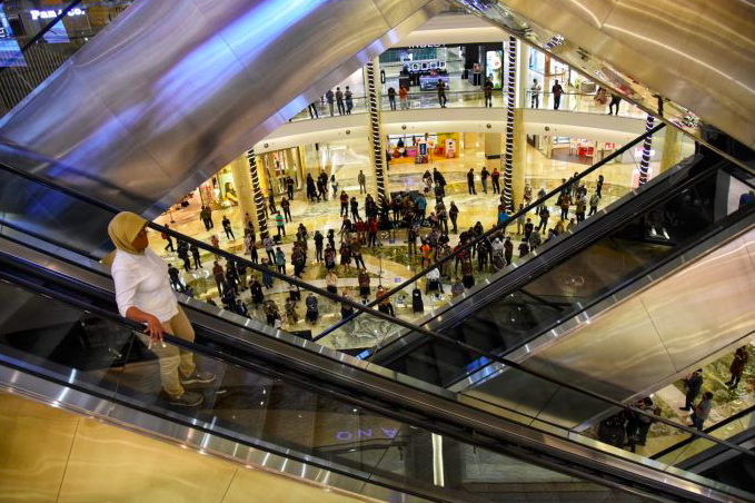 Pengunjung menggunakan masker menyambangi Mall Kota Kasablanka, Jakarta Selatan.