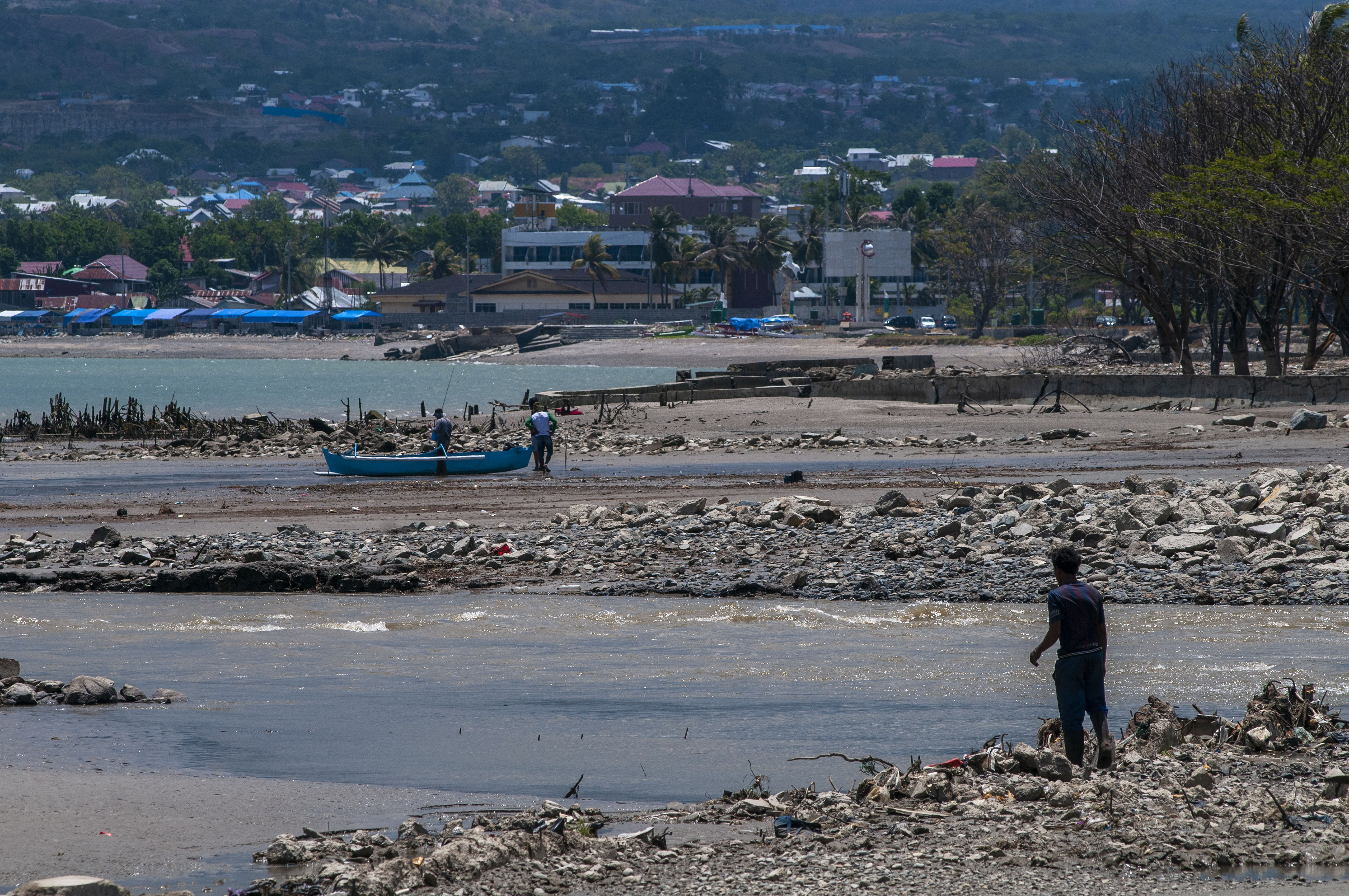 Kondisi Pantai Teluk Palu setahun pascaterjangan tsunami.