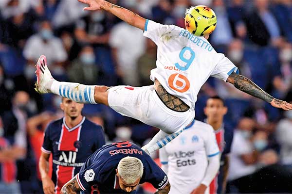  Penyerang Marseille Dario Benedetto (kanan) terjatuh ke arah gelandang Paris Saint-Germain Leandro Paredes (bawah) 