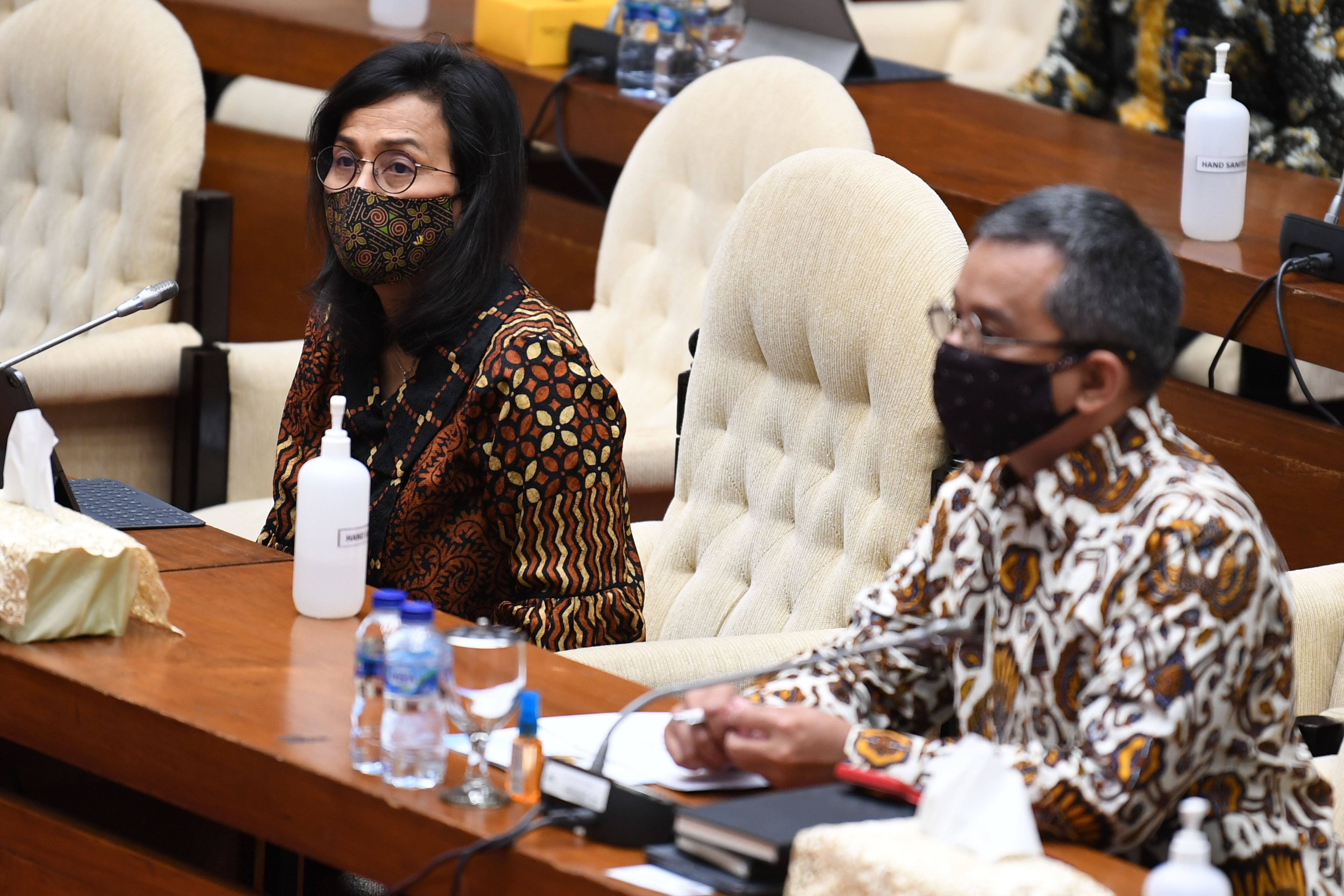 Menteri Keuangan Sri Mulyani (kiri)  mengikuti Rapat Kerja dengan Komisi XI di Kompleks Parlemen Senayan, Jakarta, Rabu (1/9).
