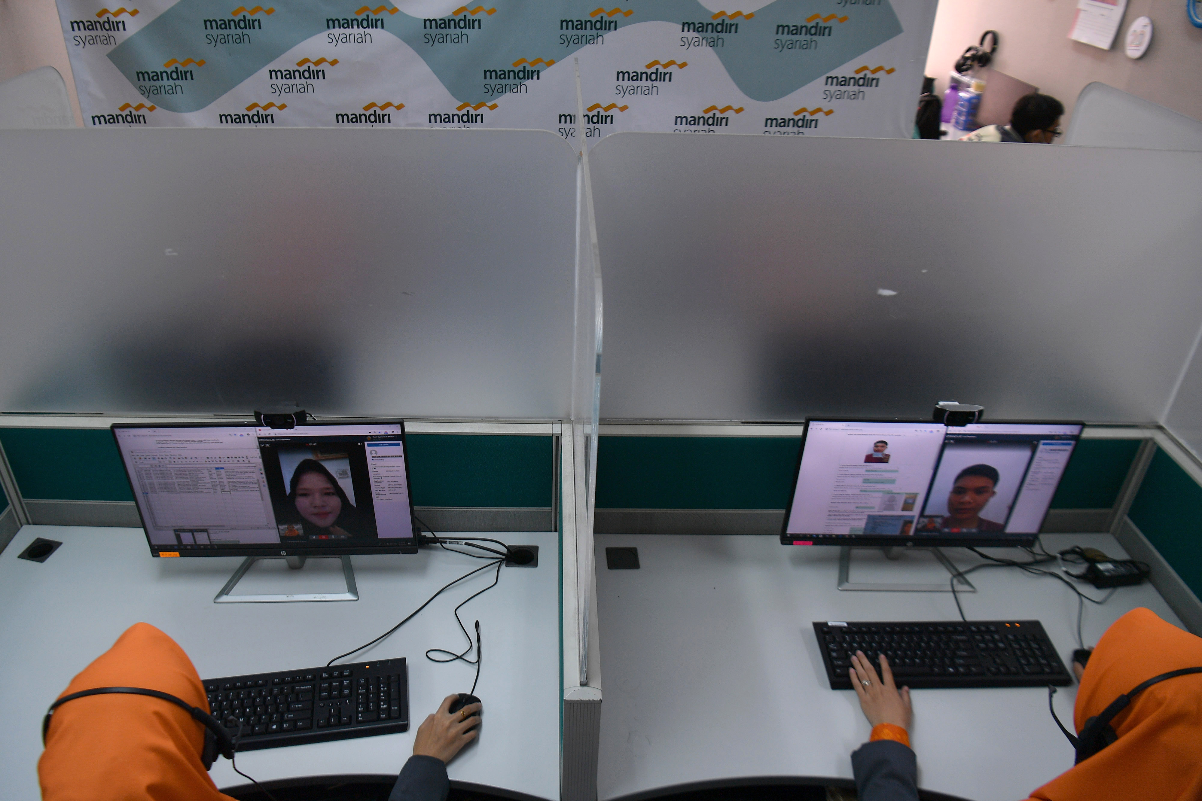 Agen Mandiri Syariah melayani calon nasabah yang membuka rekening secara daring di Kantor Mandiri Syariah, Jakarta.