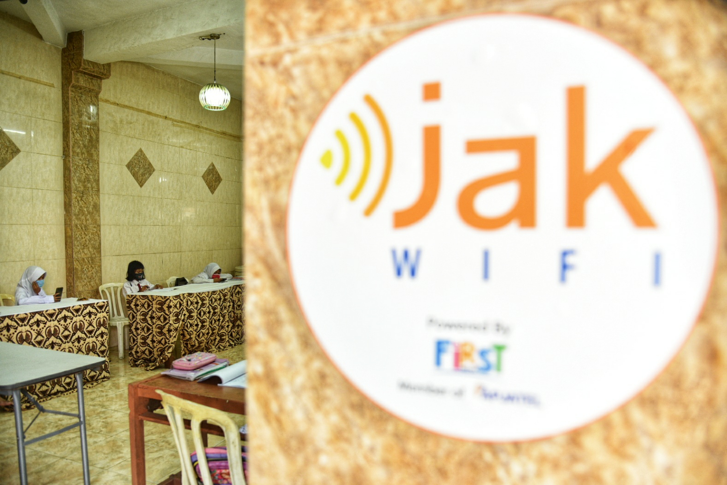 Sejumlah siswa SD belajar dengan menggunakan wifi gratis yang disediakan di Balai Warga Kelurahan Galur, Johar Baru, Jakarta Pusat.