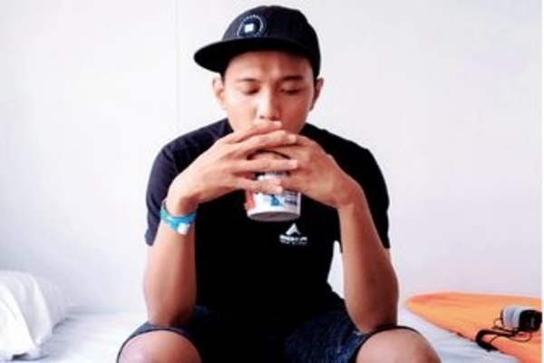 Pasien Wildan Indrawan, 35, sedang makan mi, merupakan salah satu pasien positif covid-19 yang dirawat di Rumah Sakit Darurat (RSD) Covid-19