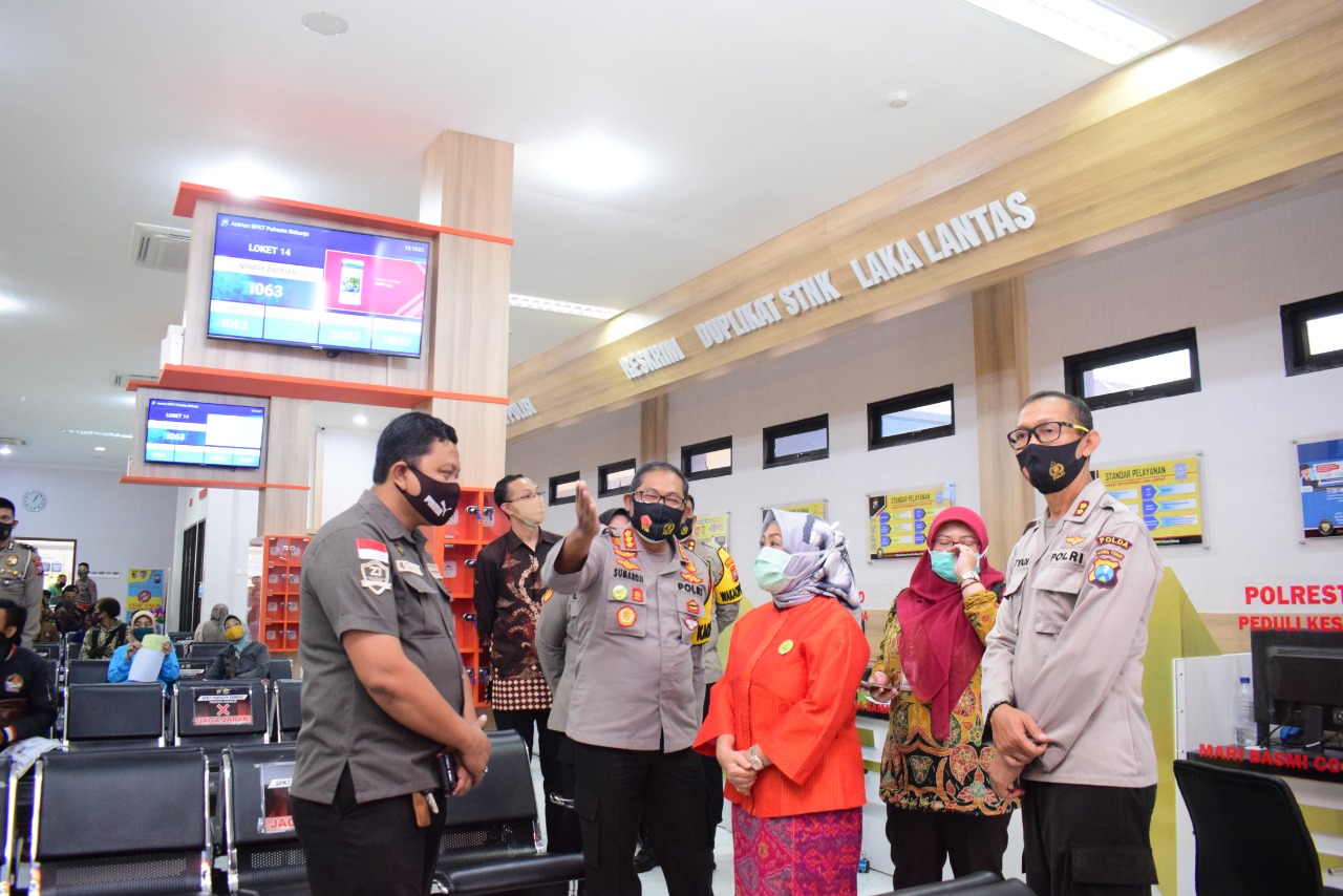 DEPUTI Bidang Pelayanan Publik Kementerian PAN-RB Diah Natalisa meninjau Sentra Pelayanan Publik Polresta Sidoarjo.