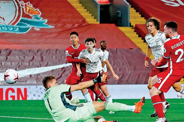 Bek Liverpool Andrew Robertson (kanan) membobol gawang Arsenal dalam laga lanjutan Liga Primer Inggris, kemarin WIB