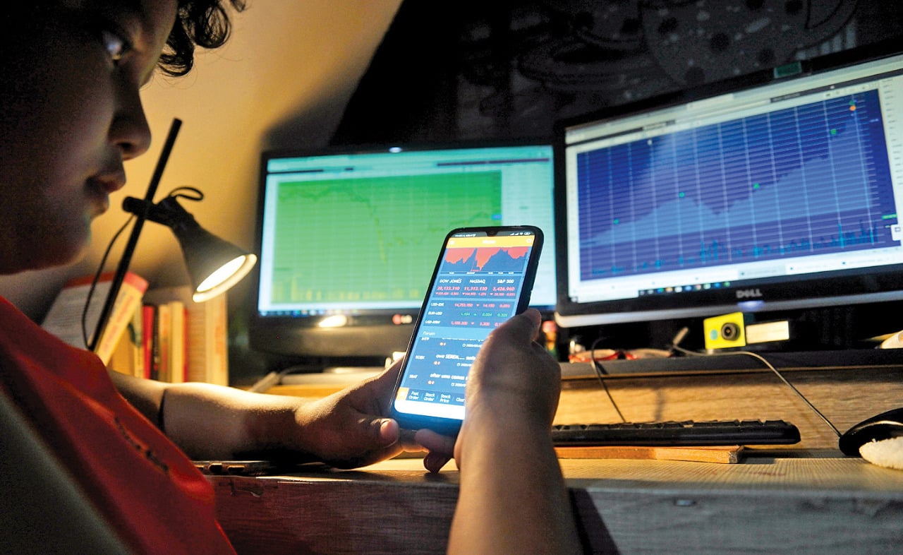 Warga melihat informasi pergerakan harga saham di Serpong, Tangerang Selatan, kemarin. Pada penutupan perdagangan kemarin.