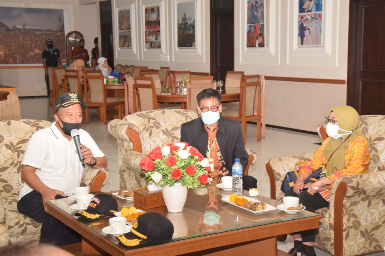 Bupati Lamongan Fadeli (baju putih), Kepala BPPSDM Kementan RI Dedi Nursyamsi (tengah) di Lamongan, Jatim.