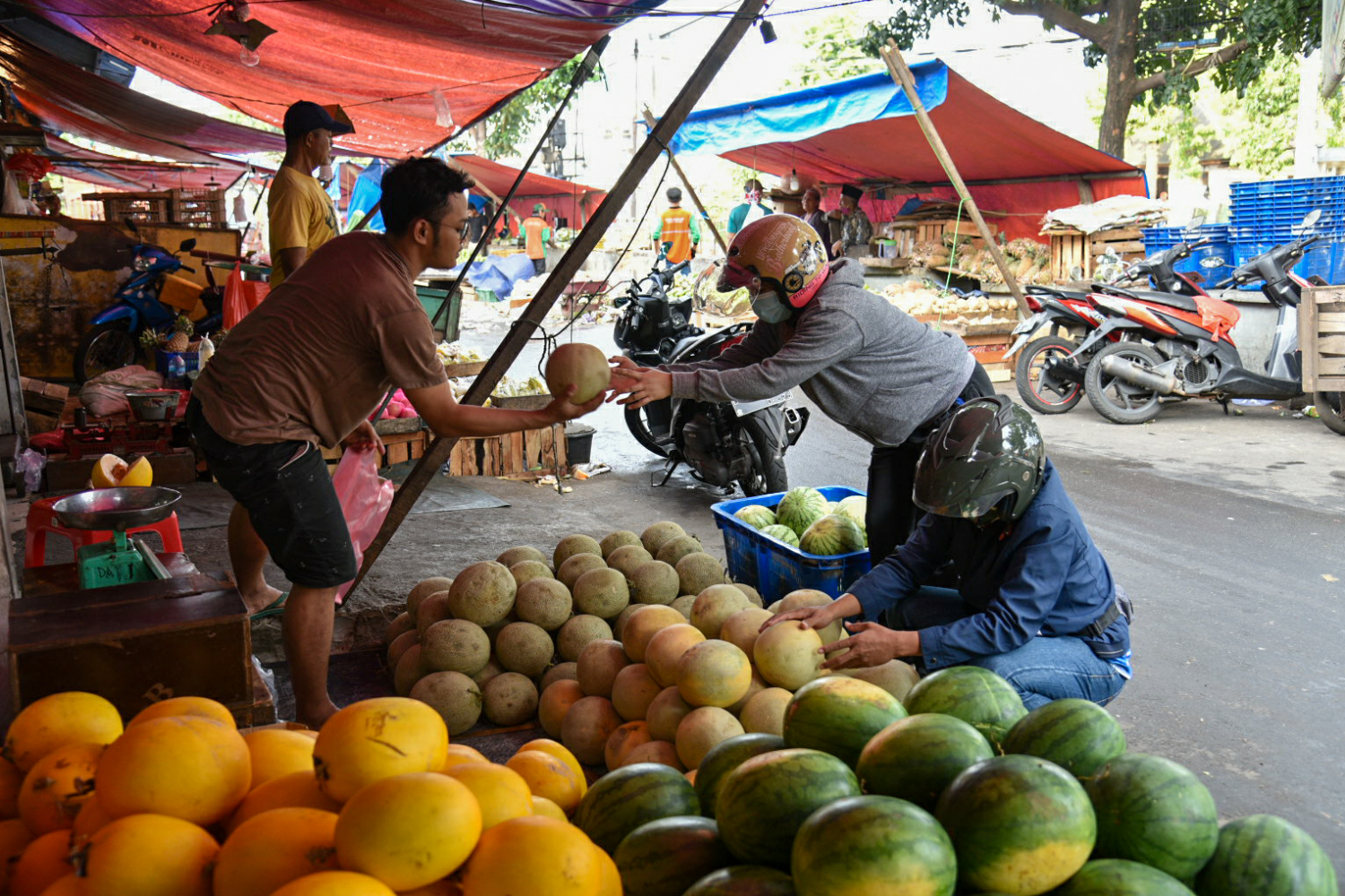 Kegiatan transaksi antara pedagang dan pembeli di Pasar Kebayoran Baru, Jakarta.