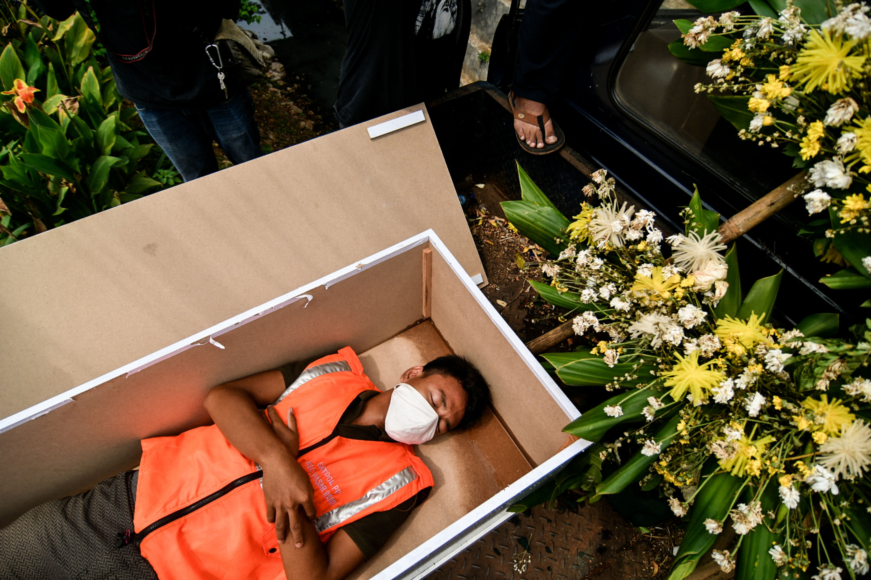 Warga pelanggar PSBB dihukum masuk peti mati di Kawasan Kalisari, Pasar Rebo, Jakarta Timur, hari ini.