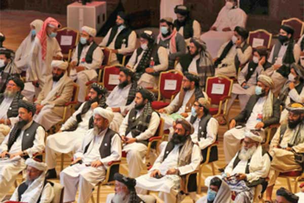 Anggota delegasi Taliban menghadiri sesi pembukaan pembicaraan damai antara pemerintah Afghanistan dan Taliban