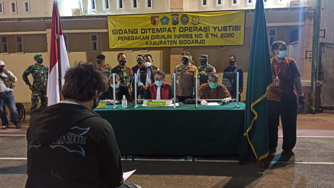 Proses penegakan disiplin prokes di Sidoarjo. 