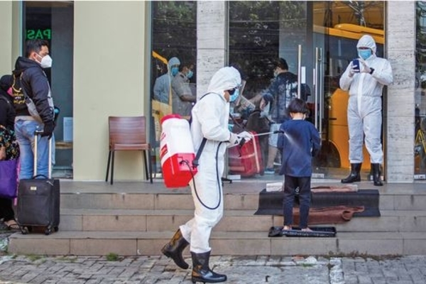 Ilustrasi -- Penyemprotan cairan disinfektan kepada pasien OTG sebelum memasuki hotel di kawasan Mangga Besar, Jakarta, kemarin 