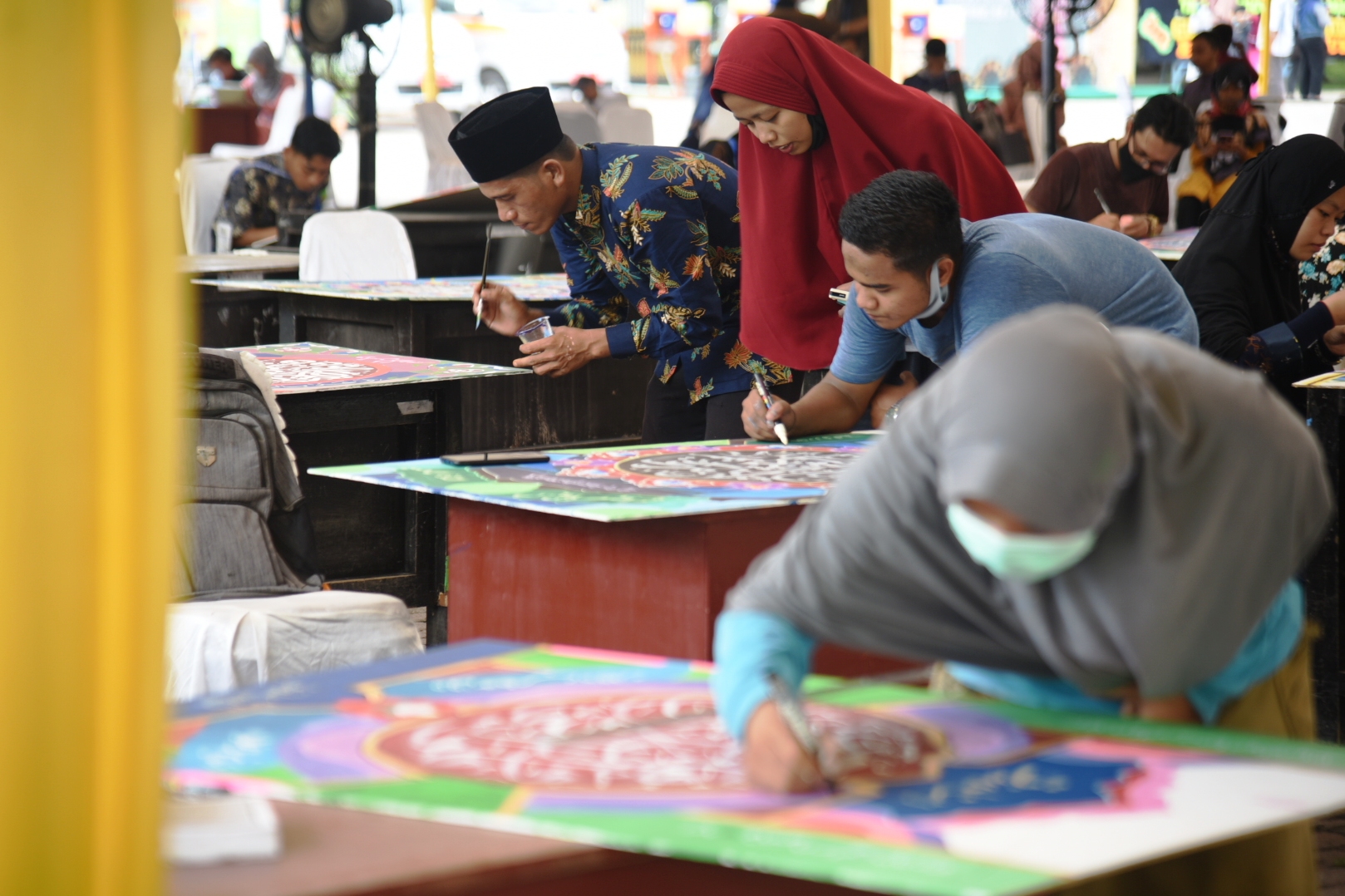Para kafilah lomba seni kaligrafi sedang membuat karyanya di arena MTQ Tingkat Provinsi Sumatera Utara ke-37 di Kota Tebingtinggi.