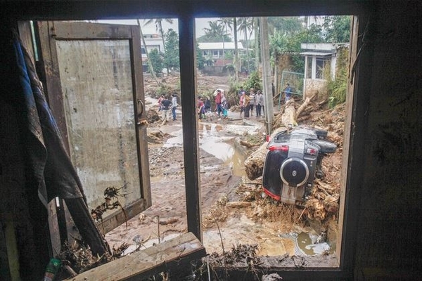 Mobil tersangkut batang kayu yang terbawa arus banjir bandang di Kampung Cibuntu, Desa Pasawahan, Kecamatan Cicurug, Sukabumi, Jawa Barat