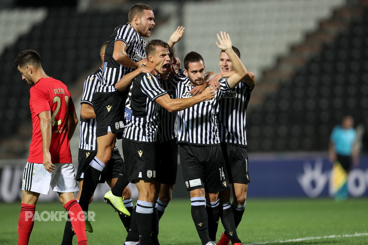 Para pemain PAOK melakukan selebrasi usai mencetak gol ke gawang Benfica di laga kualifikasi Liga Champions.