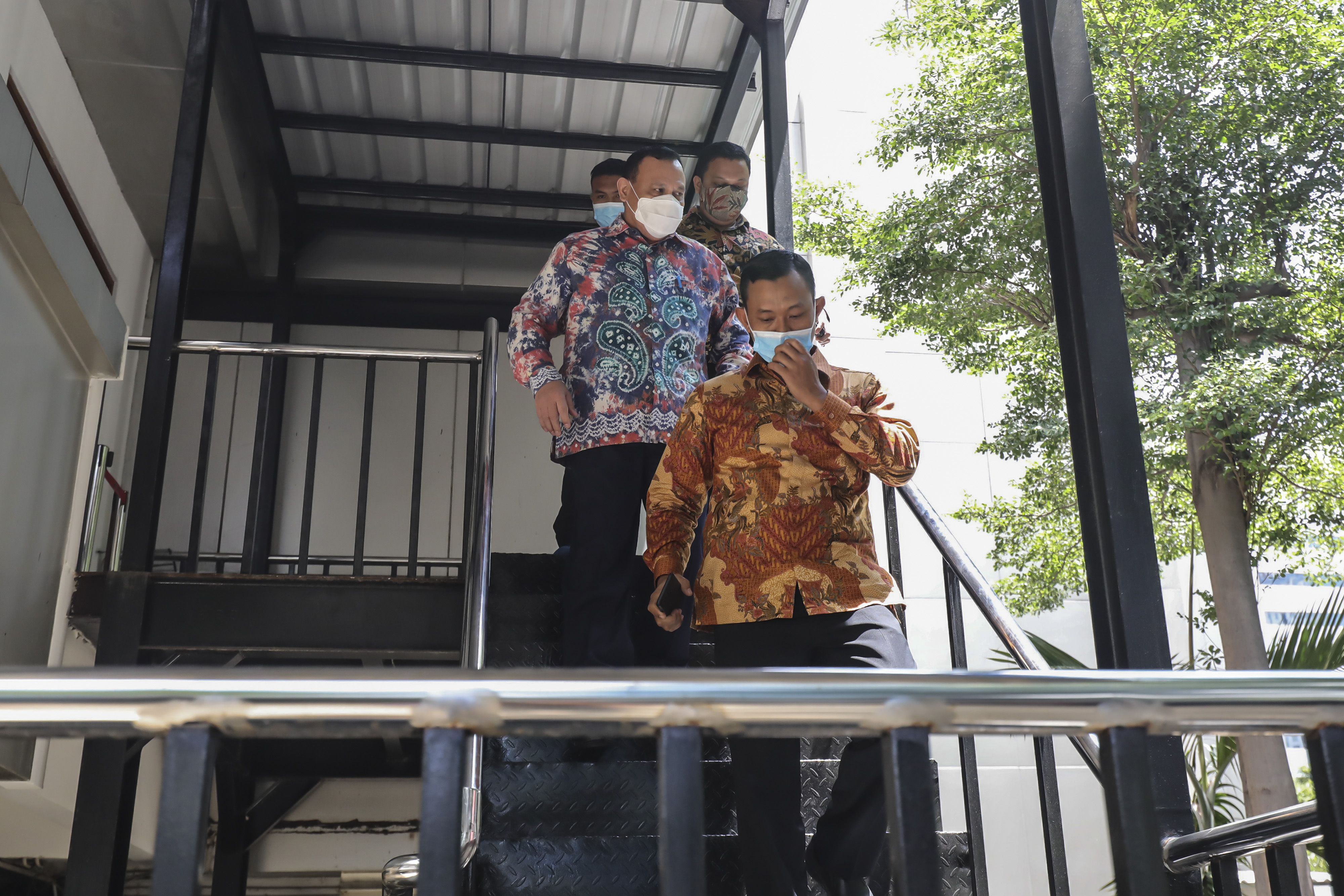 Ketua KPK Firli Bahuri berjalan menghindari wartawan usai mengikuti sidang lanjutan terkait dugaan pelanggaran kode etik Jumat (4/9)