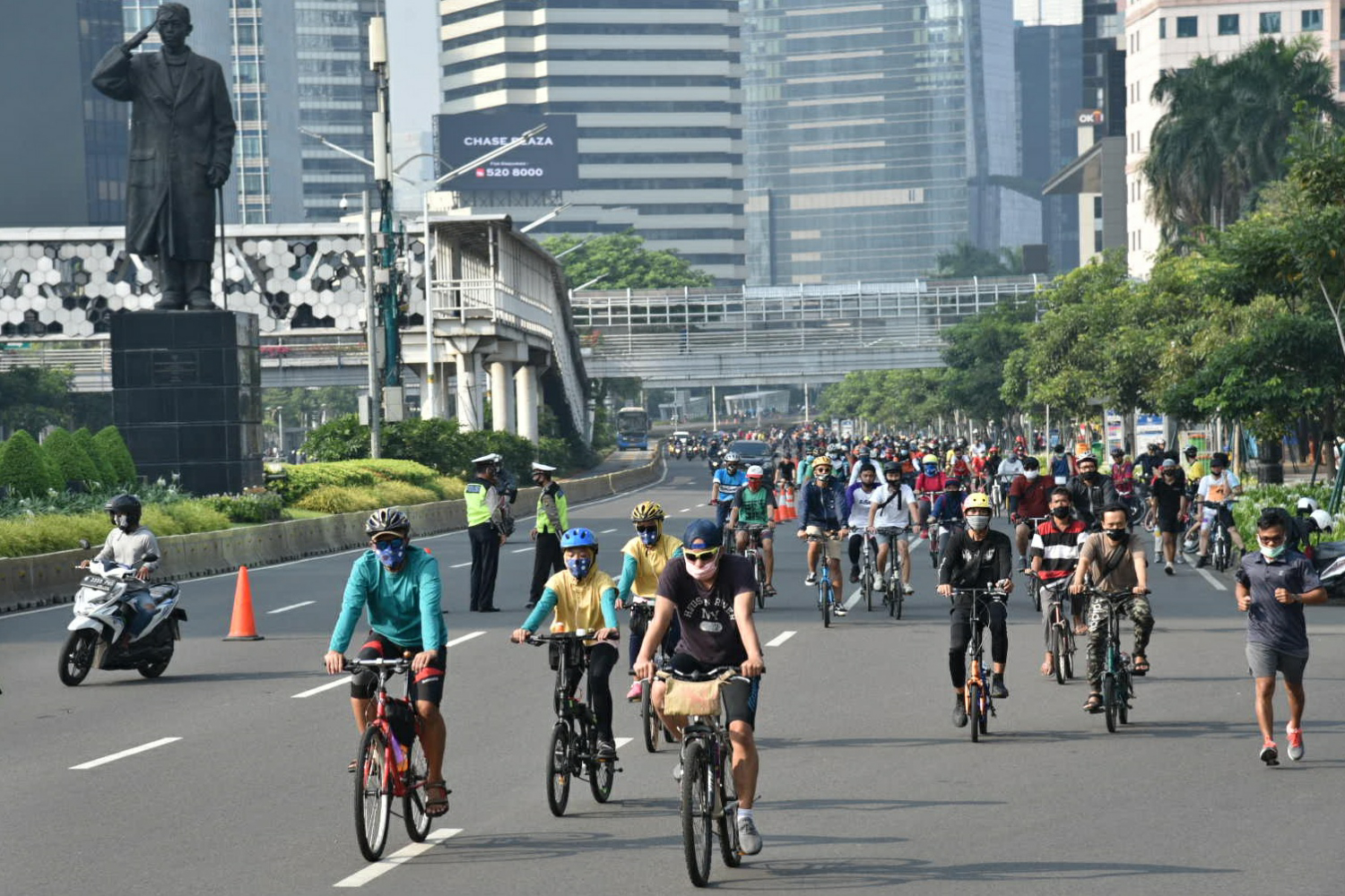  Warga bersepeda di kawasan Jalan Jendral Sudirman, Jakarta Pusat, Minggu (6/9/2020). 