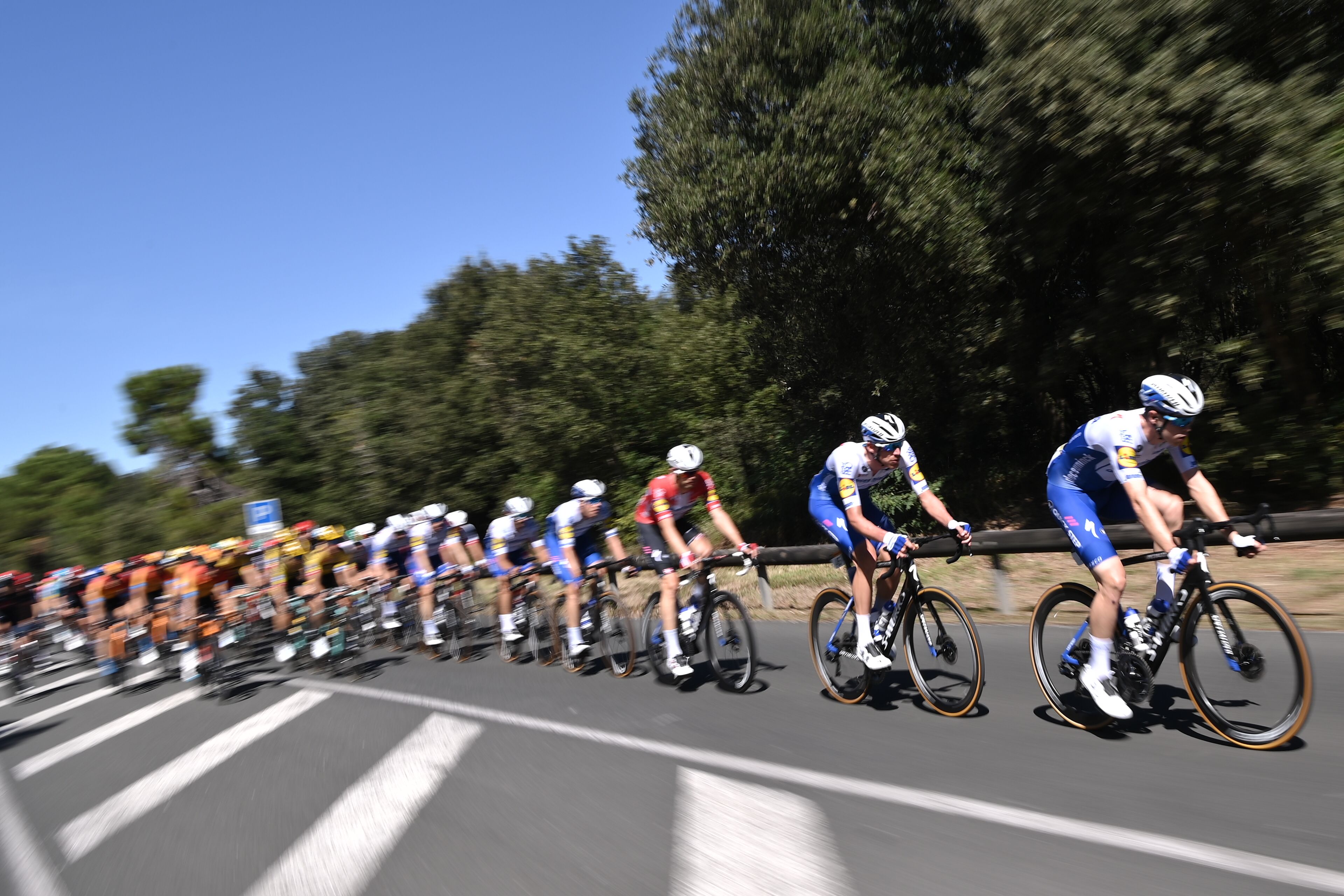 Sam Bennet dan tim  Deceuninck-Quick-Step  saat memimpin peloton di etape 10 Tour de France 2020