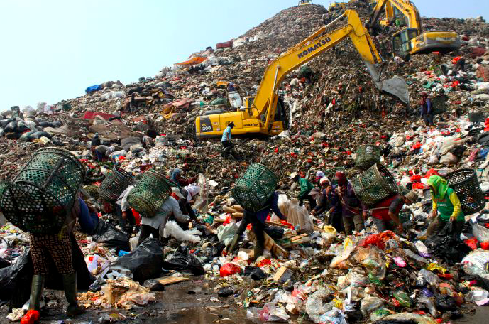 Pemulung beraktivitas di TPST Bantargebang, Kota Bekasi. 