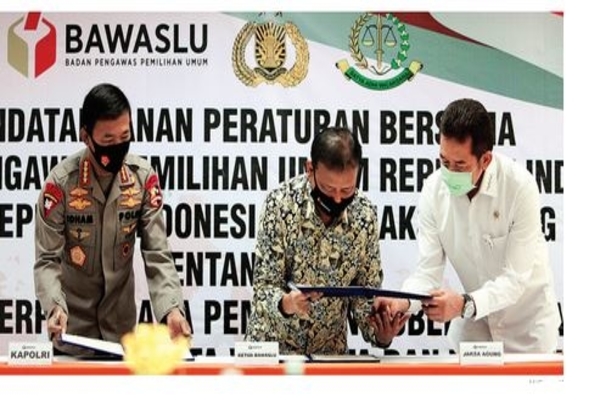 Ketua Badan Pengawas Pemilu (Bawaslu) Abhan, Jaksa Agung ST Burhanuddin (kanan) dan Kapolri Jenderal Idham Azis di Gedung Bawaslu, Jakarta