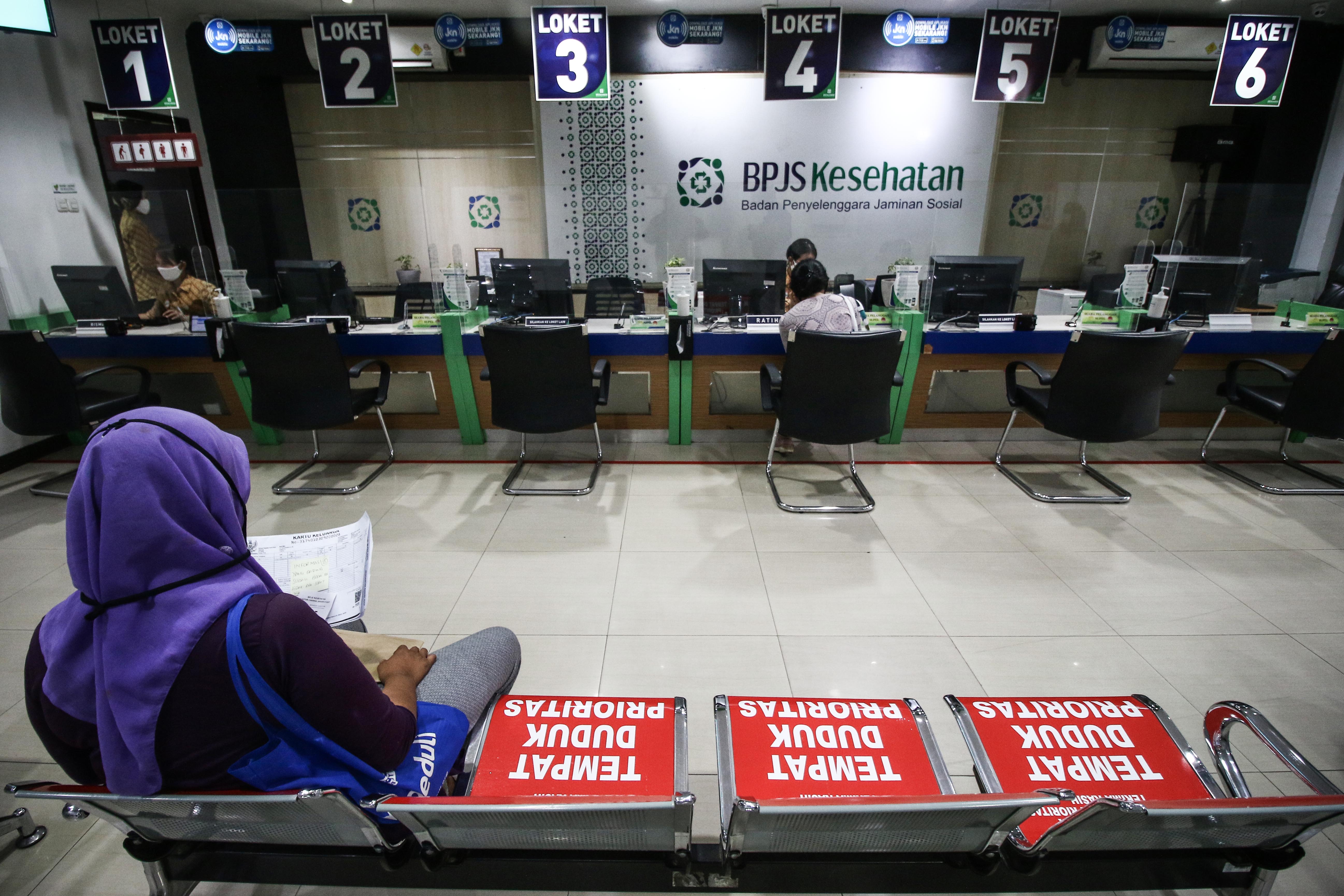 Sejumlah peserta BPJS Kesehatan antre di Kantor BPJS Kesehatan, Proklamasi, Jakarta, Selasa (8/9).