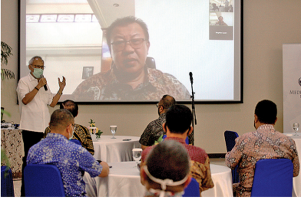 KUNJUNGAN PUFR KE MEDIA GROUP : Presiden Direktur PUFR Maghfurlasah (layar monitor) saat pertemuan silaturahim Media Group  