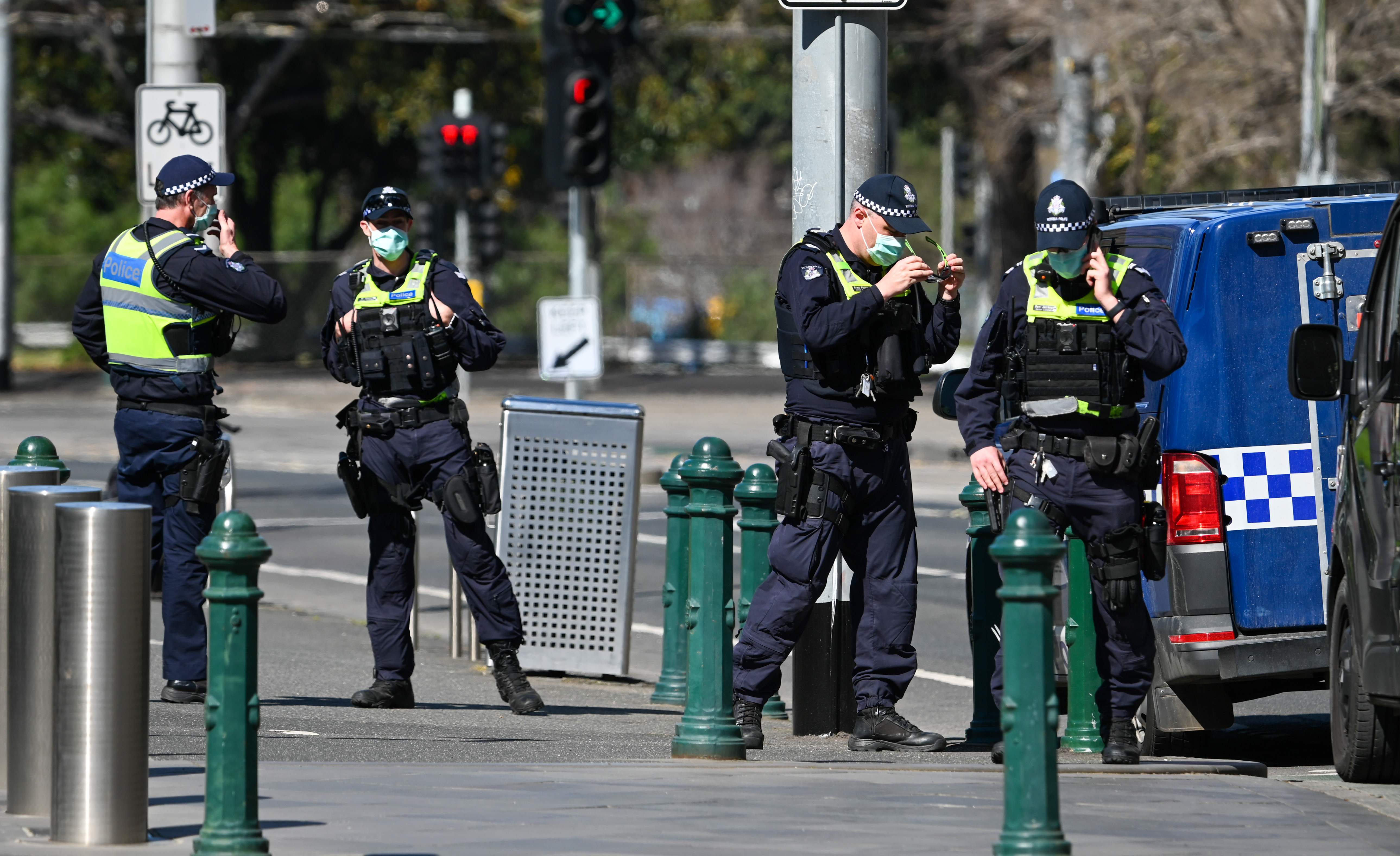 Polisi berjaga-jaga di jalanan Kota Melbourne saat pemberlakuan lockdown ketat terkait pandemi covid-19 di kota Australia itu.