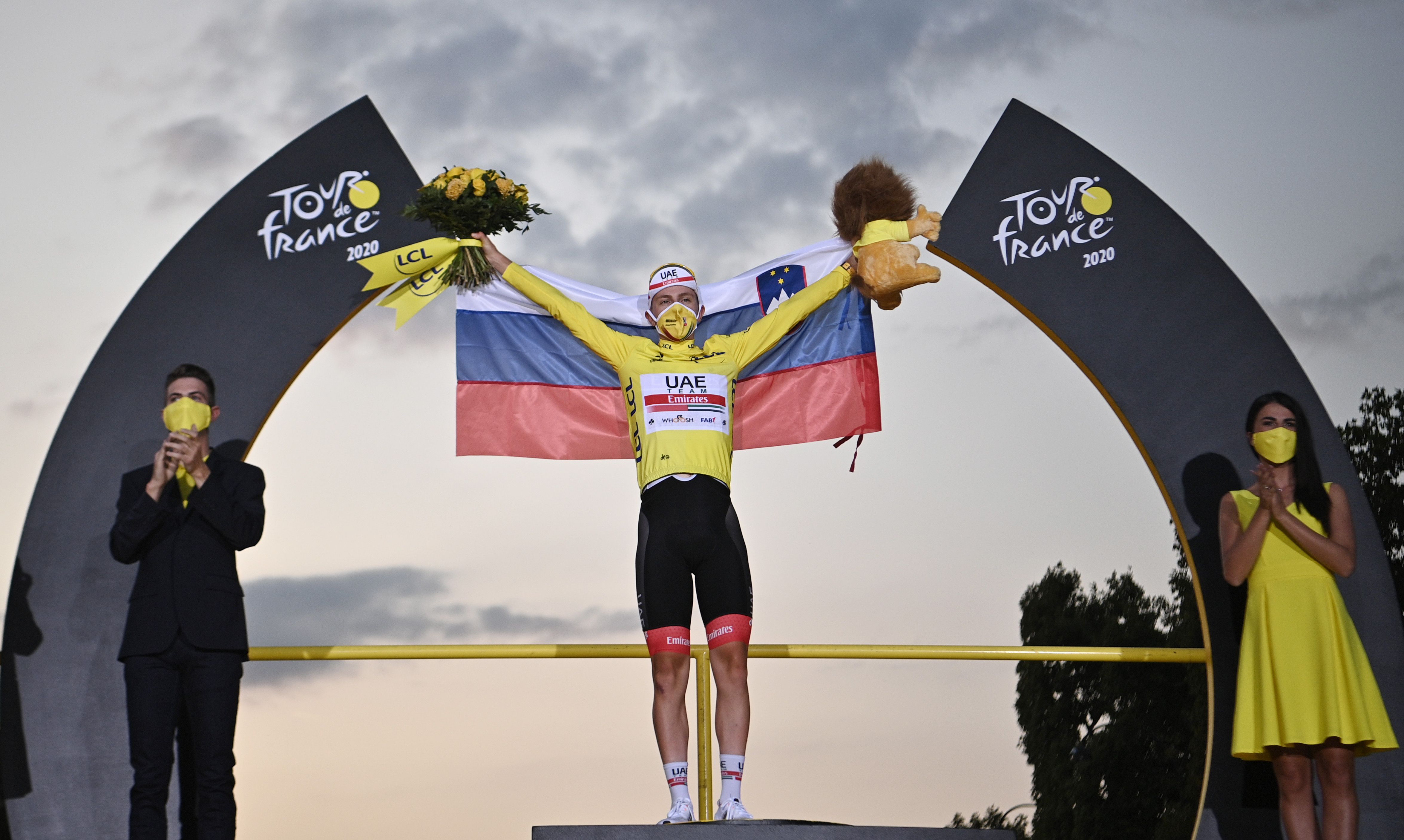 Tadej Pogacar merayakan keberhasilannya menjadi juara Tour de France.