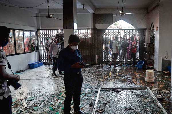 Pecahan kaca terlihat di dalam masjid seusai ledakan yang terjadi di Masjid Baitul Salat Jame di Fatullah Narayanganj, Bangladesh