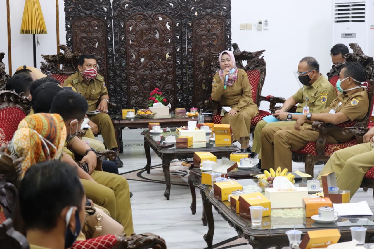 Bupati Idza Priyanti menerima keluhan belasan kades di kawasan industri Brebes terkait calo tanah di sana.