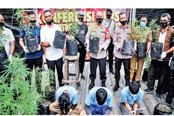 Kapolres Kota Tangerang Kombes Sugeng Hariyanto (tengah) bersama Kapolsek Ciledug Komisaris Ali Zusron (keempat dari kanan) dan jajaran 