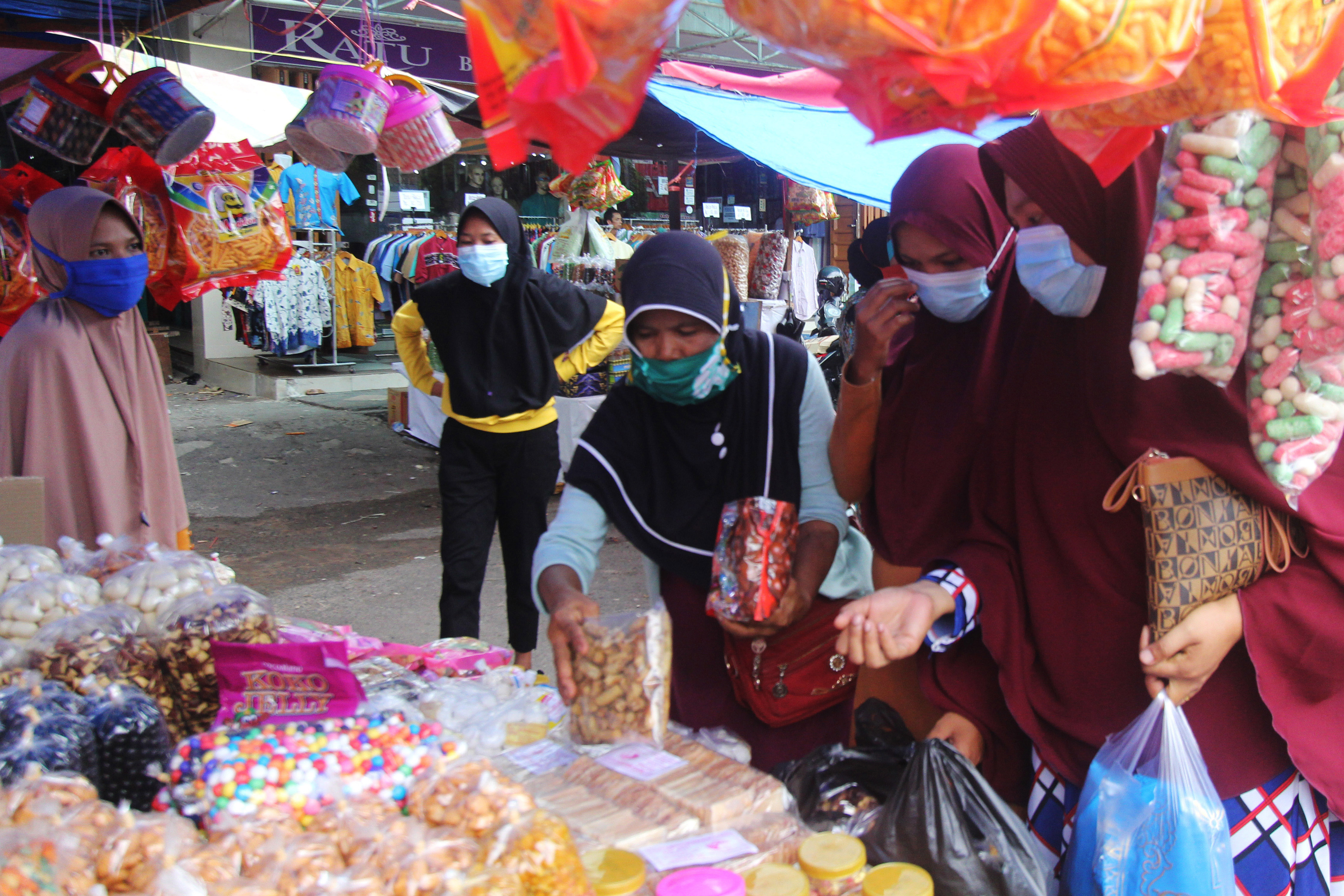 Sejumlah ibu  tengahi memilih kue di Pasar Senggol Kota Dumai, Dumai, Riau.