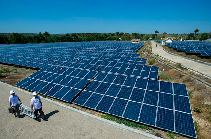 Petugas PLN berjalan di area Pembangkit Listrik Tenaga Surya (PLTS) Kupang di Desa Oelpuah, Kabupaten Kupang, NTT, Kamis (20/7